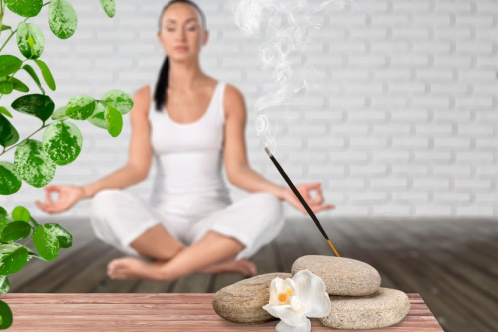 瞑想とアロマで心を整える方法｜不安・ストレスに効くメンタルケア実践ガイド